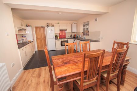 7 Bed Semi-Detached House, Burlington Road, SO15 - Photo 4