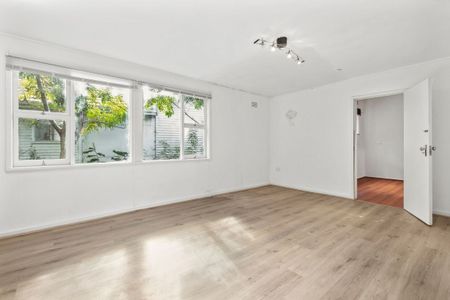 PERFECTLY SITUATED FAMILY HOME - Photo 2