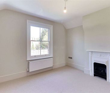 A well presented family home ideally located for schools and station. - Photo 6