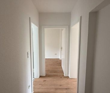 ERDGESCHOSS MIT GARTEN-NUTZUNG – 3-Zimmer-Wohnung mit Potenzial - Photo 3