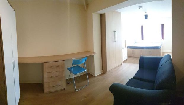 6 bedroom house to rent - Photo 1