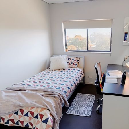 Six Bedrooms Poolside - Photo 3