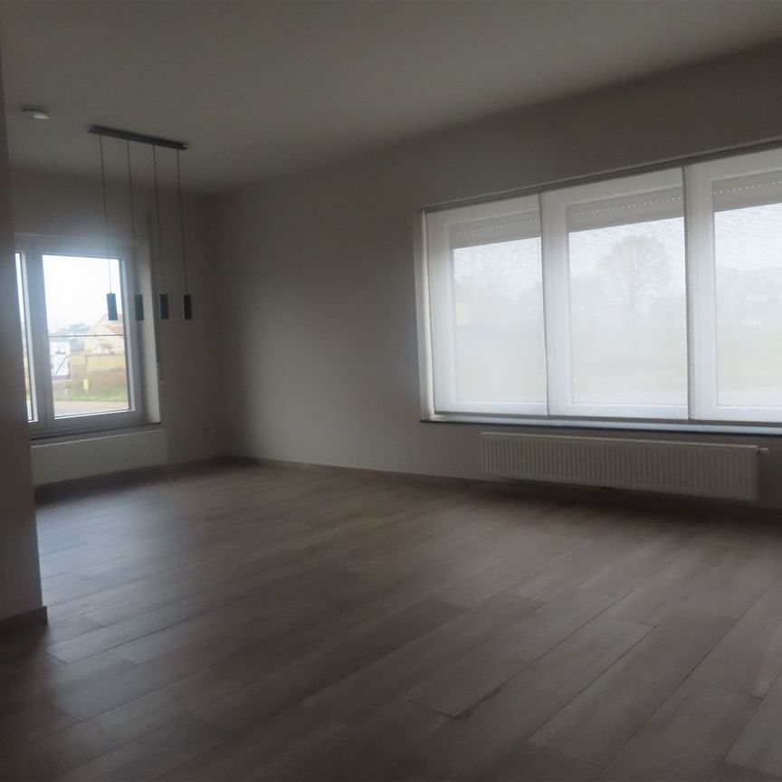 Gelijkvloers tweeslaapkamerappartement met tuin en carport! - Photo 1