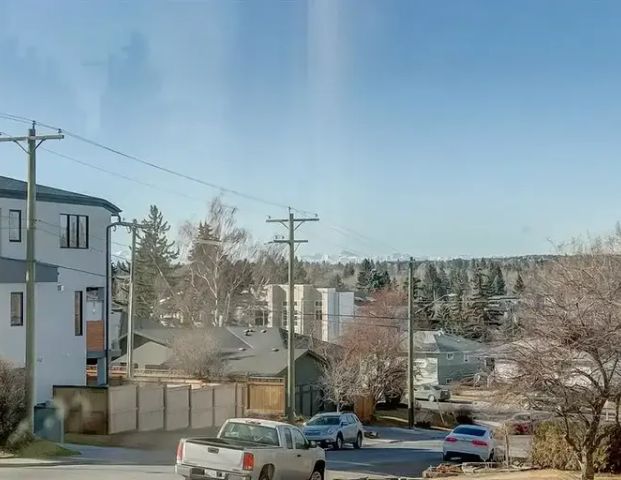 COZY, CLOSE TO DT, 2 BED + 1.5 BATH, MOUNTAIN VIEW, DT, TRENDY RICHMOND/KNOBHILL | 2116 23 Avenue Southwest, Calgary - Photo 1