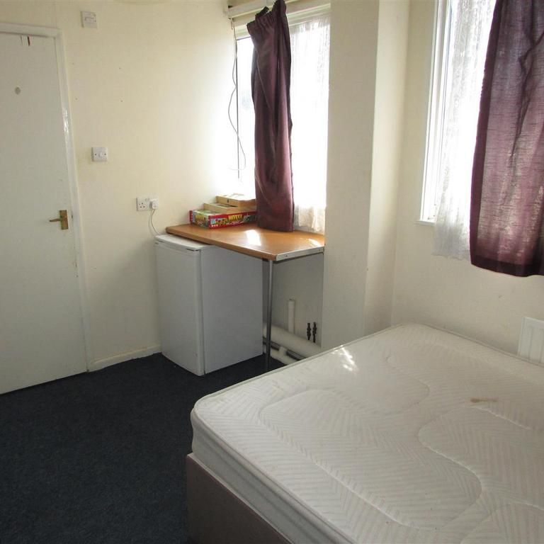 1 bedroom in a house share to rent - Photo 2