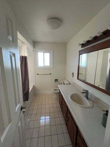 For Lease - 327 Evergreen Crescent Unit# Main, Oakville, Ontario - Photo 2