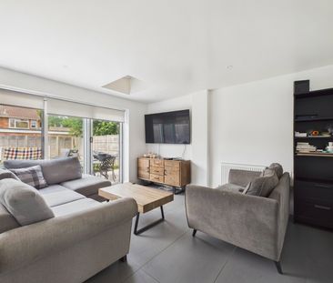 3 bedroom House in Valley Crescent, Wokingham - Photo 2