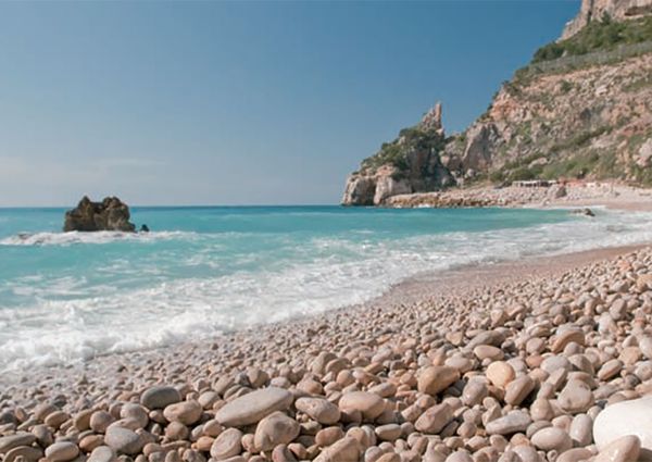 For rent: spacious apartment with 3 bedrooms and sea views.