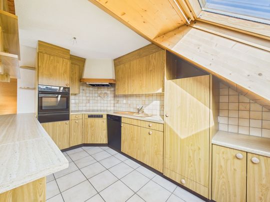 Generous 3.5-room apartment with pool & mountain view Your new home in Alterswil - Photo 1