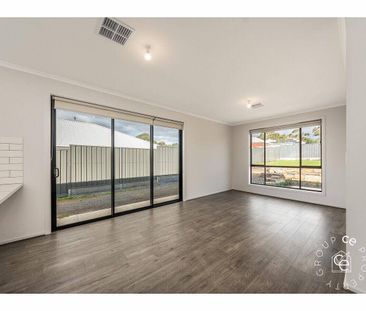 Stunning & Spacious, Brand New, Family Home - Photo 2