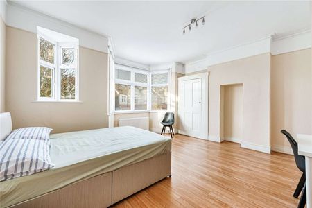 A recently refurbished five bedroom home with private garden. - Photo 5