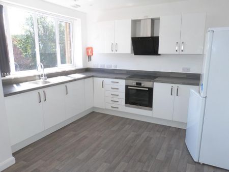 1 bedroom in a flat share to rent - Photo 4