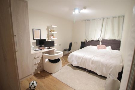 6 bedroom detached house to rent - Photo 3