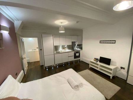 A superbly presented ground floor studio apartment in the centre of Reading. Offered fully furnished and with gated parking. - Photo 2