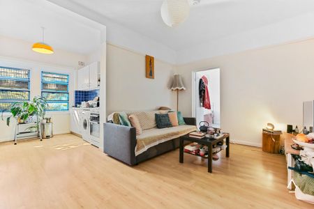 Sunlit Bondi Living – Quiet Art Deco Apartment Moments from the Beach - Photo 2