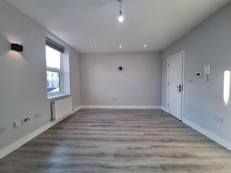 3 bedroom flat to rent - Photo 4