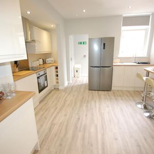 1 bedroom in a house share to rent - Photo 2