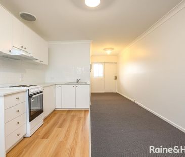 freshly renovated- Available 13.10.25 - Photo 3