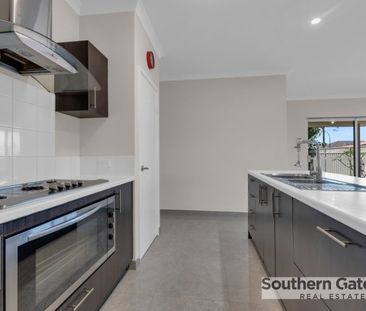 Easy Care Family Home! - Photo 4