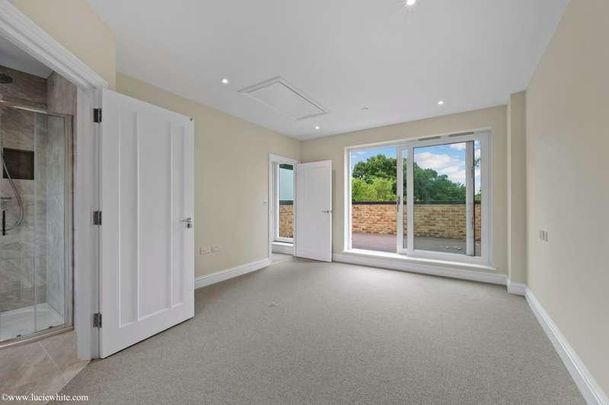 Lovelace Gardens, Surbiton, KT6 - Photo 1