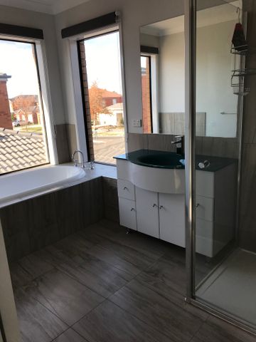 Luxurious Family Home! - Photo 3