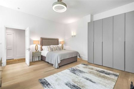 Superb 4 bedroom duplex apartment with a private courtyard in close proximity to Marylebone High Street. - Photo 4