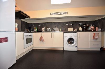 2 bedroom Flat in 1 Low Close Street, Leeds - Photo 3