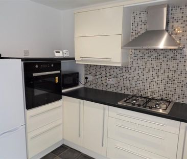 2 bedroom ground floor flat to rent - Photo 3