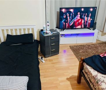 Room in a Shared House, Milverton Gardens, IG3 - Photo 5