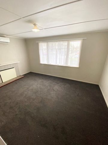This three bedroom brick home, has been tastefully renovated with fresh clean interior tones and lovely new carpet in the last year. - Photo 5