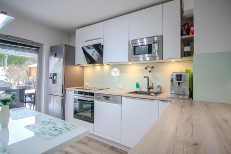 Townhouse-Feeling: 3-Zimmer-Maisonette mit Garten, Terrasse & Garage - Photo 5