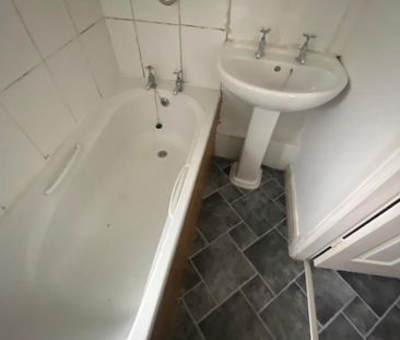 2 bedroom ground floor flat to rent - Photo 5