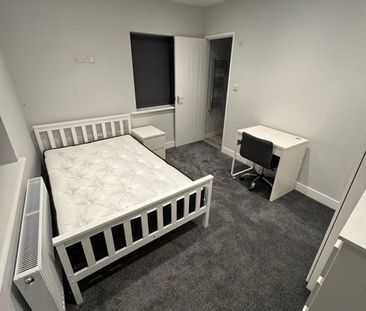 Room in a Shared House, Middle Street, SO14 - Photo 2