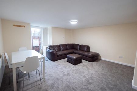 2 bedroom flat to rent - Photo 3