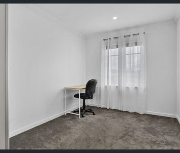 Beautifully renovated 3 bedroom house, pet friendly - Photo 4