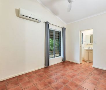 SPACIOUS 4-BEDROOM HOME WITH POOL IN BAKEWELL - Photo 4