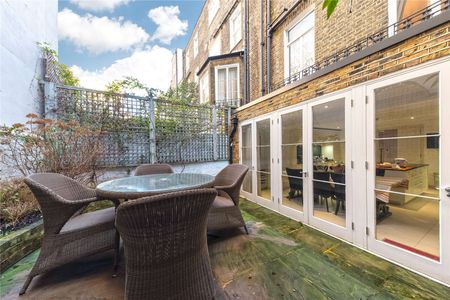 A glorious interior designed 5 bedroom house on a central and quiet Knightsbridge road. Spread over five floors and benefitting from an abundance of storage and two outdoor spaces. - Photo 5