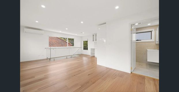 Spacious Five-Bedroom Home with Double Garage, Self Contained Flat & Stunning Harbour Views - Photo 1