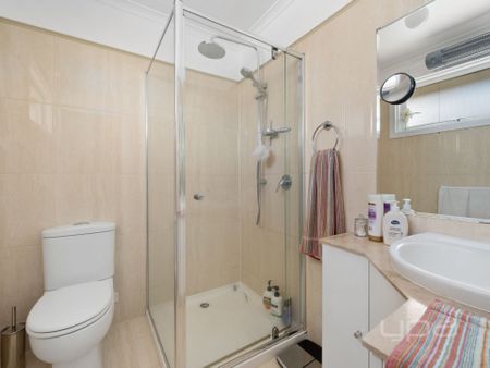 4 BEDROOM FAMILY HOME WITH MULTIPLE LIVING AREAS - Photo 2