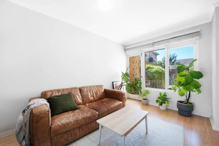 Stylish One-Bedroom Retreat in the Heart of Mosman - Photo 4