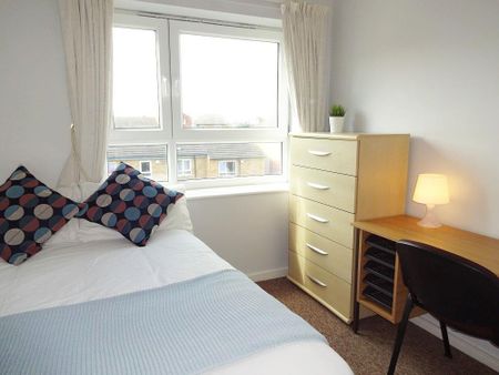 3 bedroom flat to rent - Photo 4