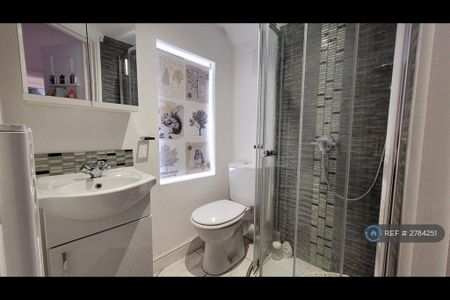 3 bedroom semi-detached house to rent - Photo 4