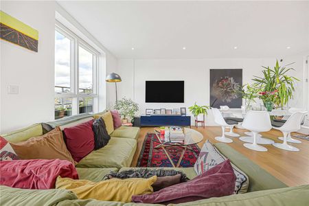 An impressive three-bedroom penthouse, featuring a concierge, on-site gym, and beautifully landscaped communal gardens, available to rent in Lichfield House, NW6. - Photo 3