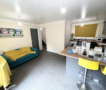 1 bedroom in a house share to rent - Photo 2