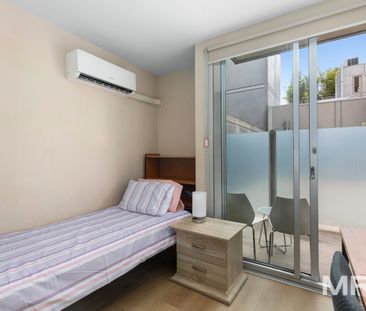 Stylish student living in the heart of it all - Photo 2