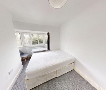 4 bedroom semi-detached house to rent - Photo 3