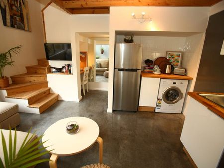 Stylish Two-Storey Apartment Near Shops and Beaches - Photo 5