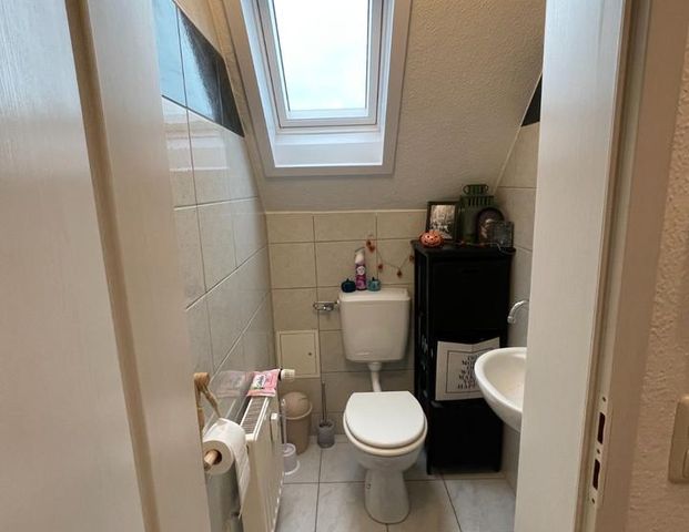 2-Raum Dachgeschoß-Wohnung in 06258 Schkopau - Photo 1