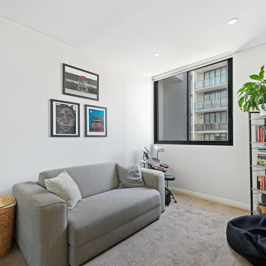 Spacious Modern Apartment - Photo 1