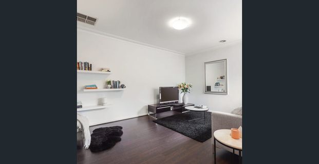 Modern elegance amid Kew's prestigious schools. - Photo 1